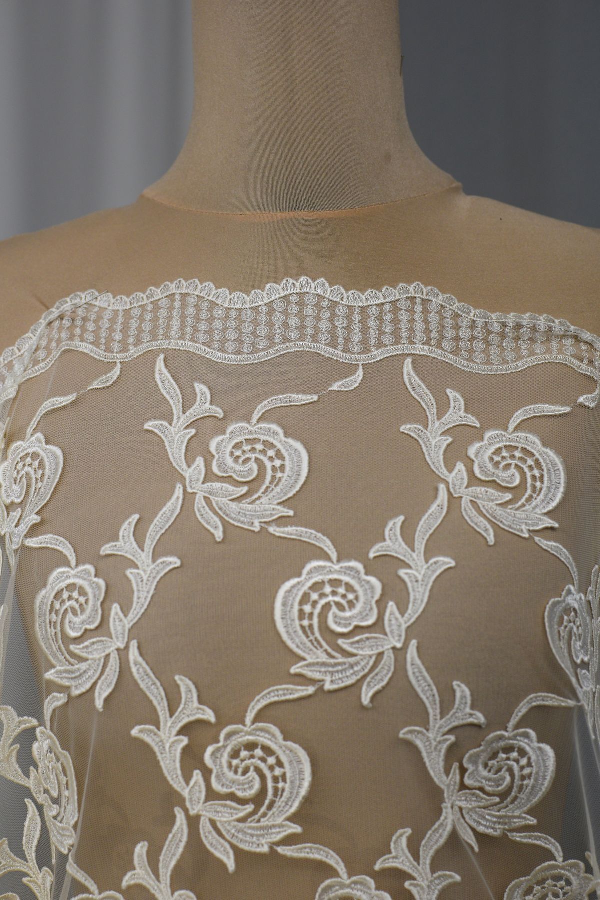 pizzo macrame su tulle mano seta h cm 140 avorio disponibile anche bianco seta Art 00027A