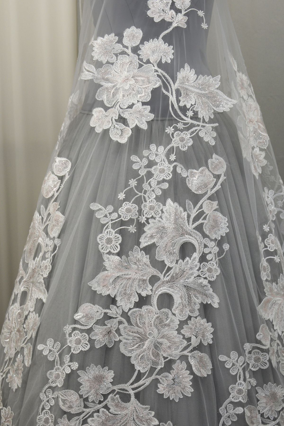 pizzo bianco seta rosa con filo neon h cm 135 Art 00028N