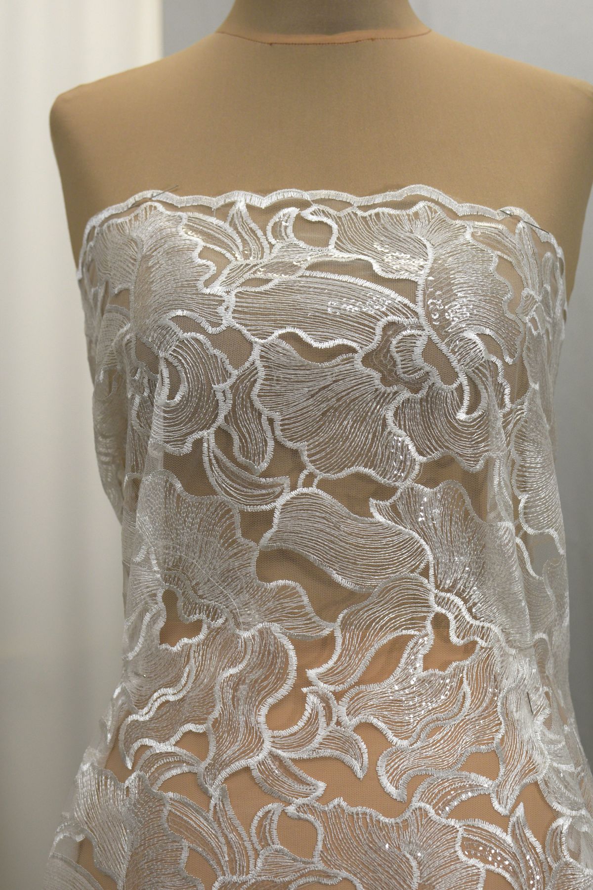 pizzo tulle lurex e micro paillettes col bianco seta h cm 135 Art 00049