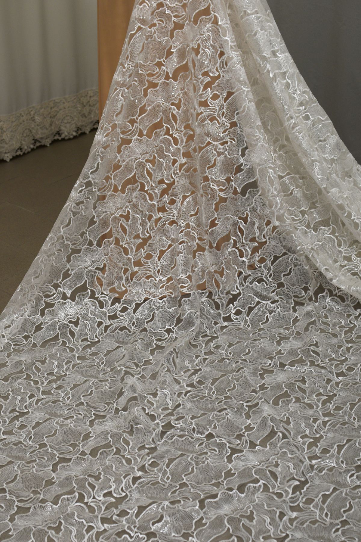 pizzo tulle lurex e micro paillettes col bianco seta h cm 135 Art 00049