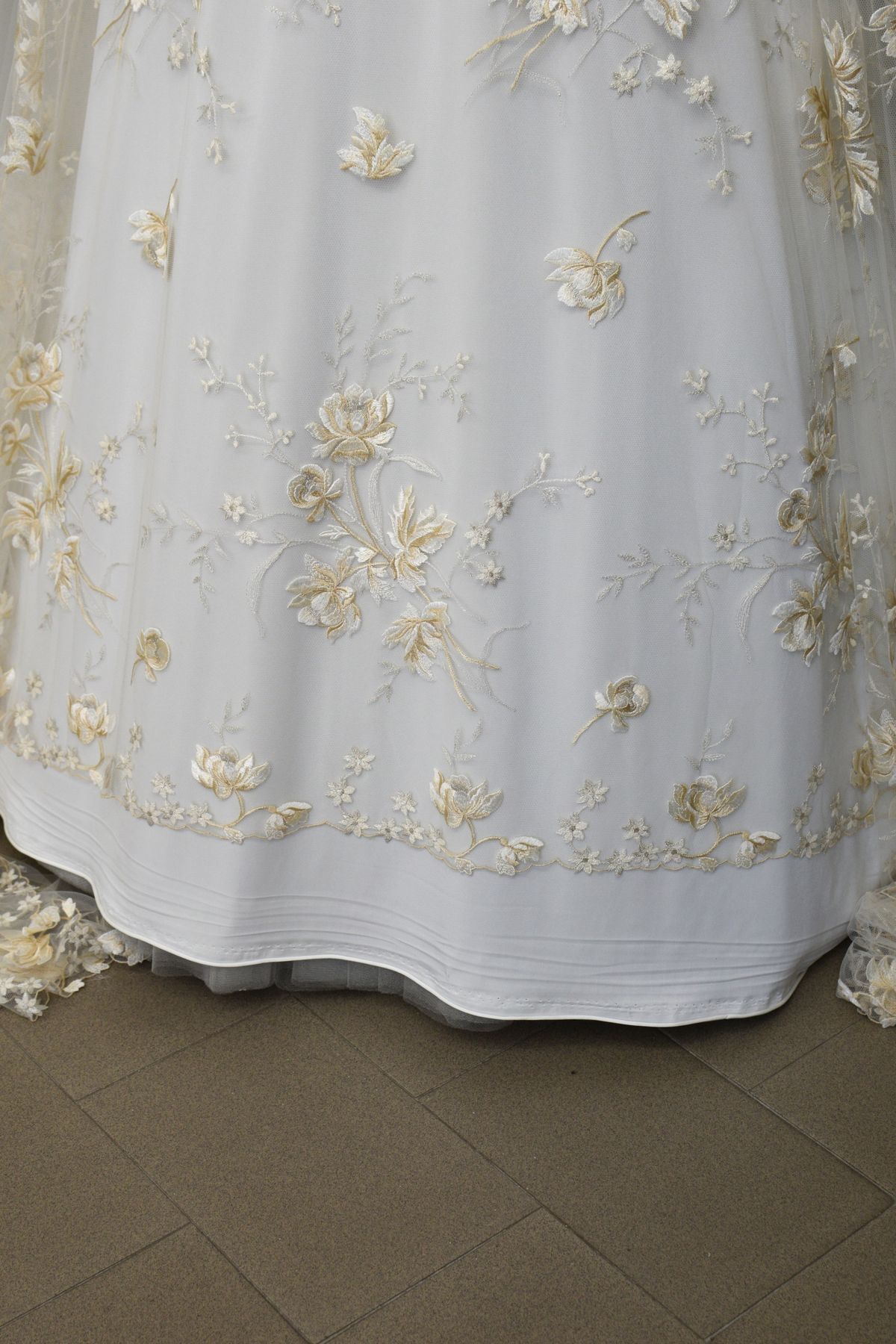pizzo su tulle mano seta con ricamo rilievo neon avo beige bianco cm 145 Art 0311T