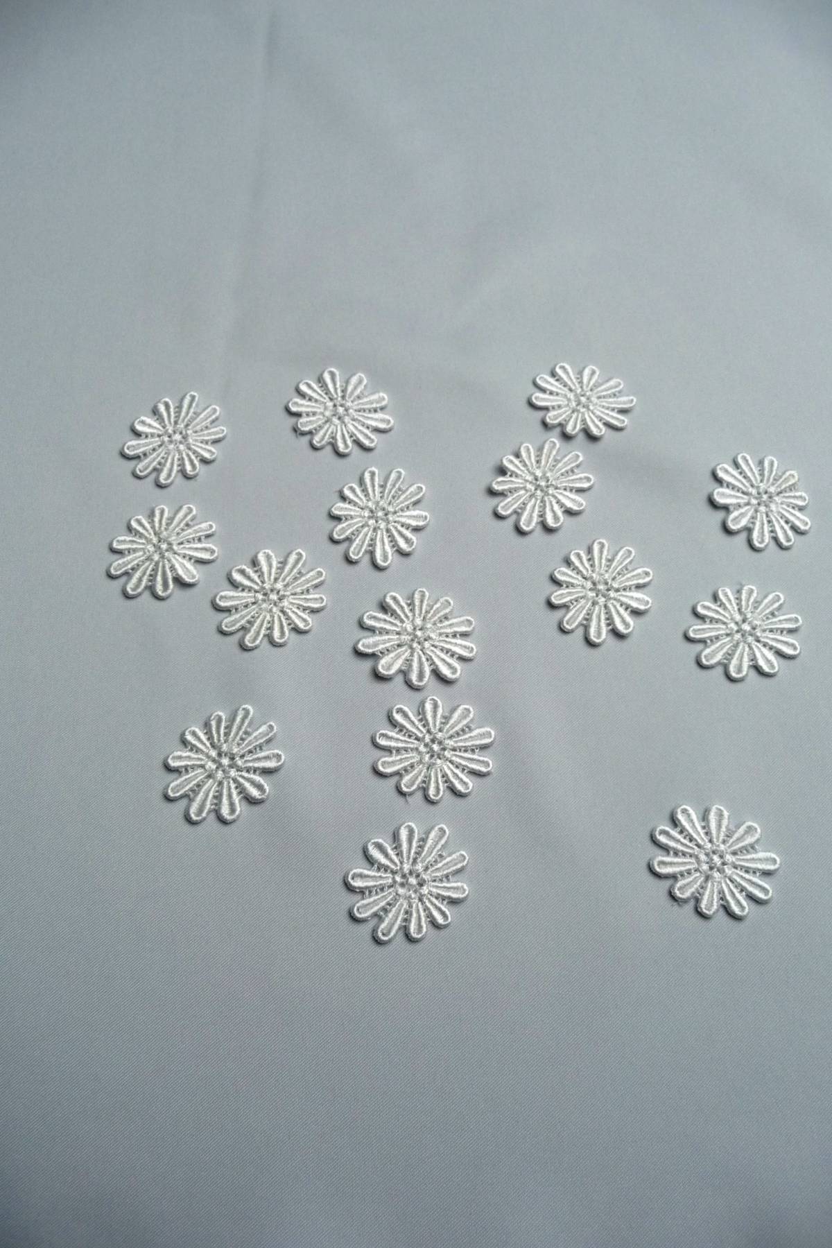 fiorellino macrame bianco (confezioni da 100 pezzi) prezzo cadauno Art F56