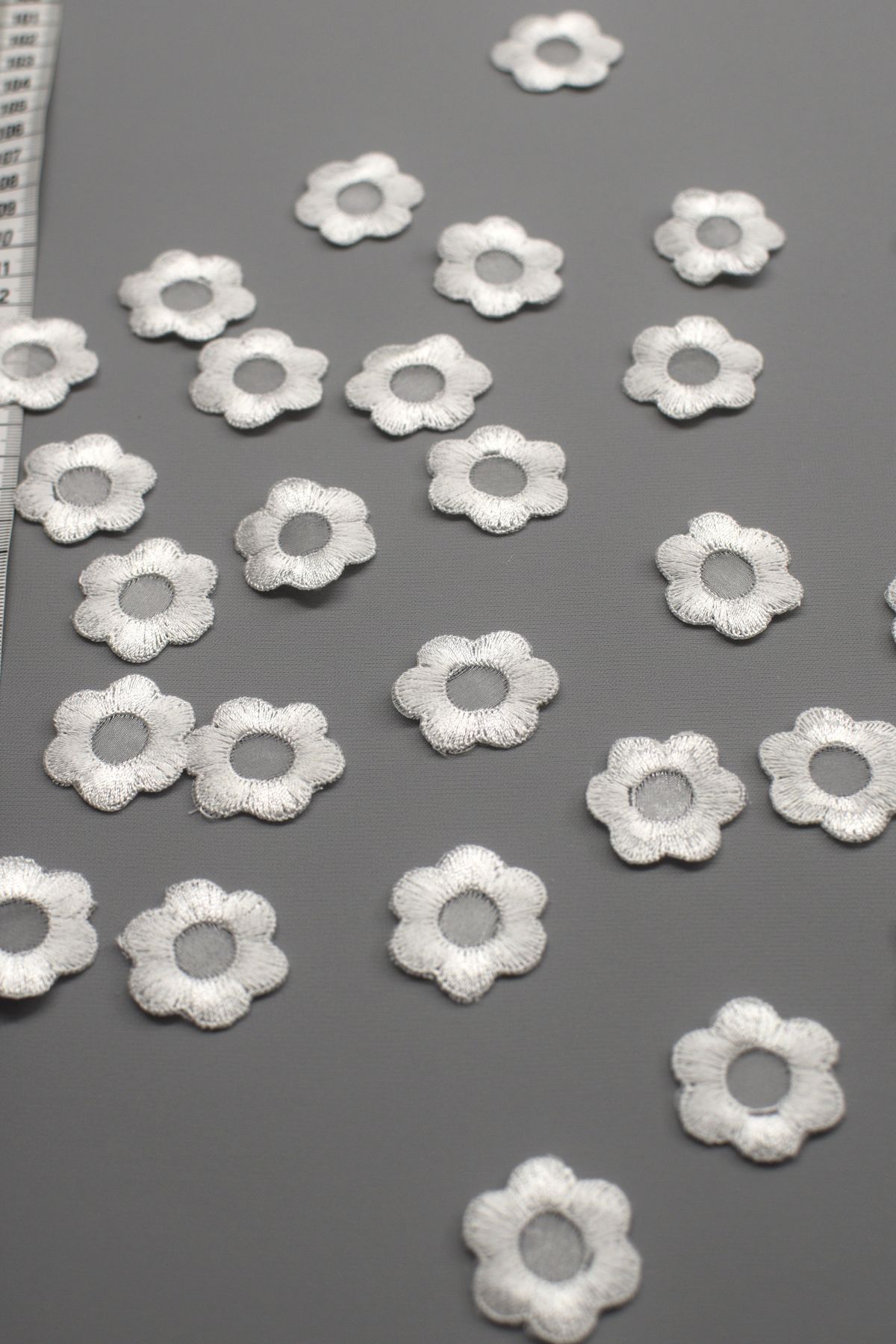 fiorellini organza 3d bianco (confezioni da 100 pezzi) prezzo per confezione Art 0769E
