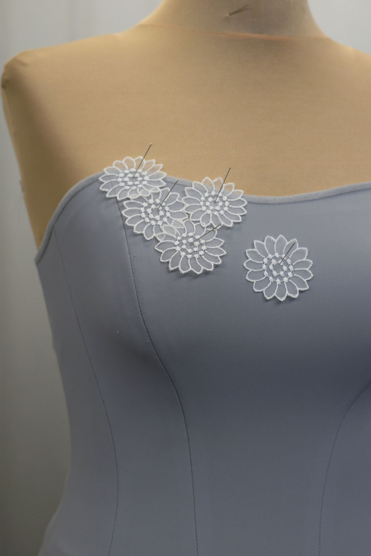fiorellino organza bianco (confezioni da 100 pezzi) prezzo per confezione Art F01