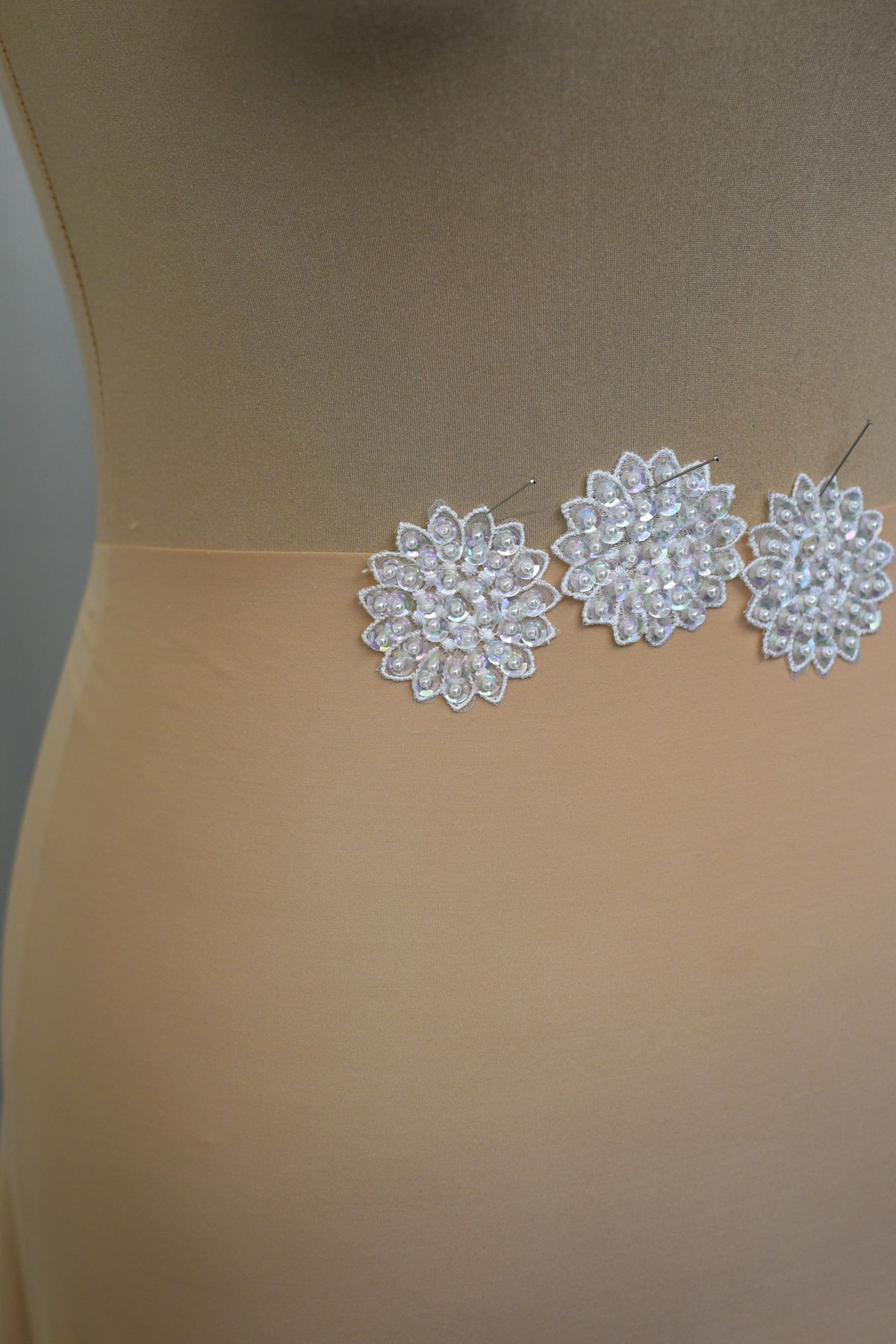 fiorellino organza con cuvettes e perle ricamato a mano (confezioni da 20) prezzo per confezione Art F04