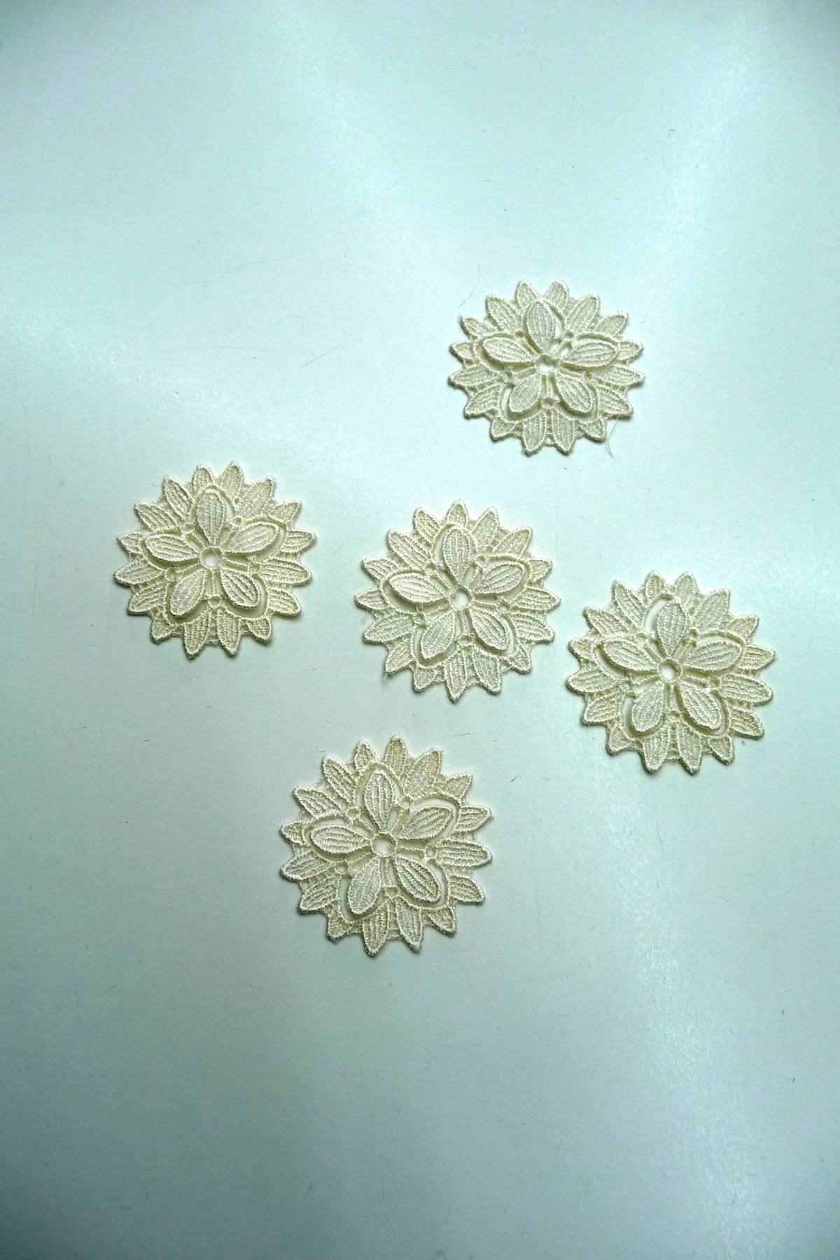 fiorellino macrame avorio (confezioni da 30 pezzi) prezzo cadauno Art F61
