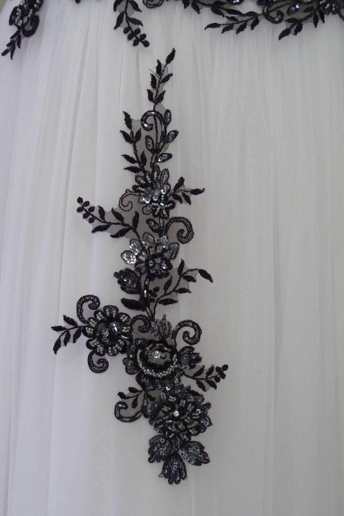 abito sposa con petali organza e applicazioni di pizzo rebrode Art H1390