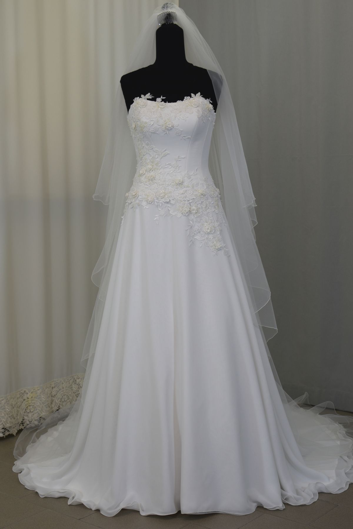 abito sposa georgette e applicazioni pizzo colore bianco seta Art H1349