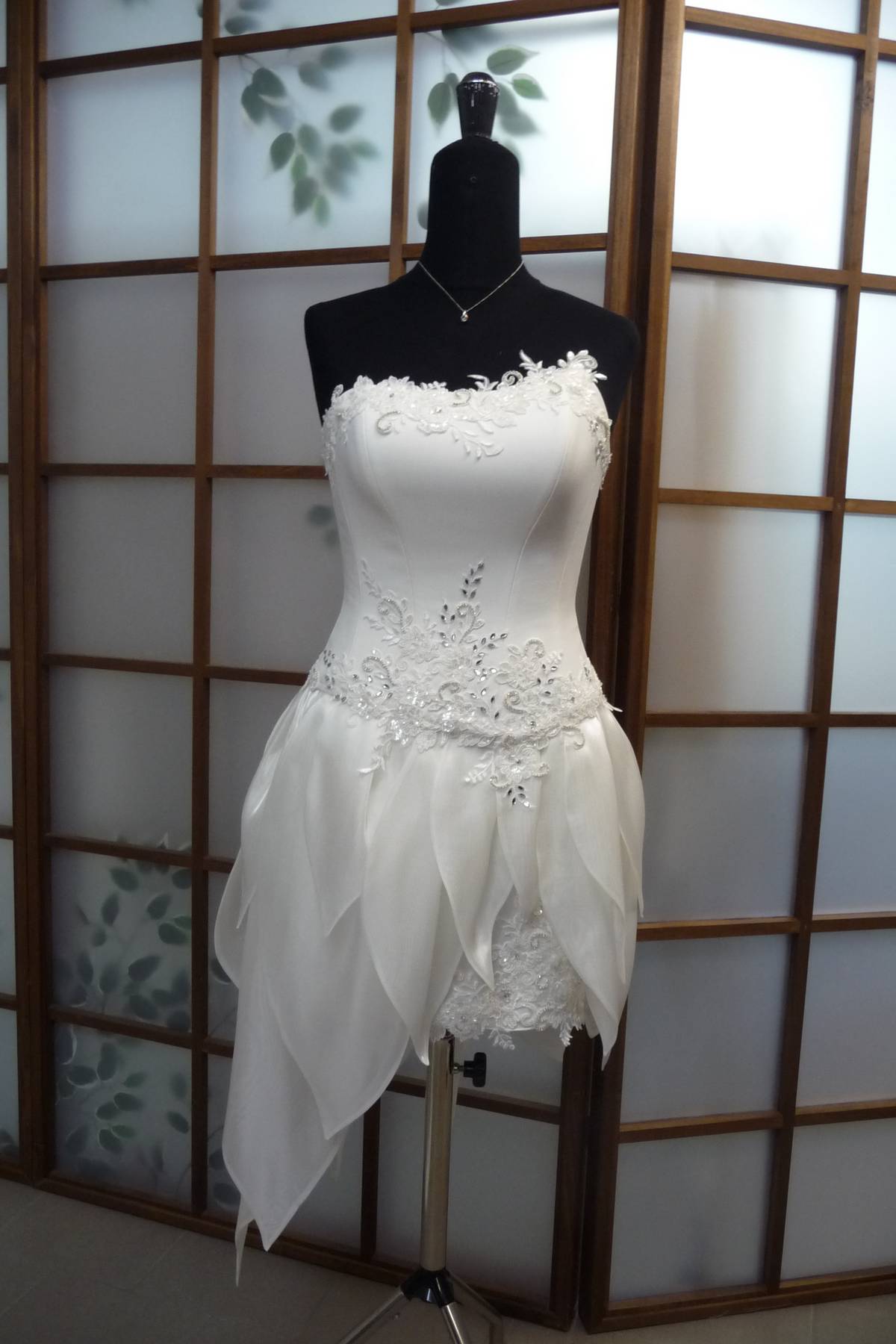 abito sposa con petali organza e applicazioni di pizzo rebrode Art H1390