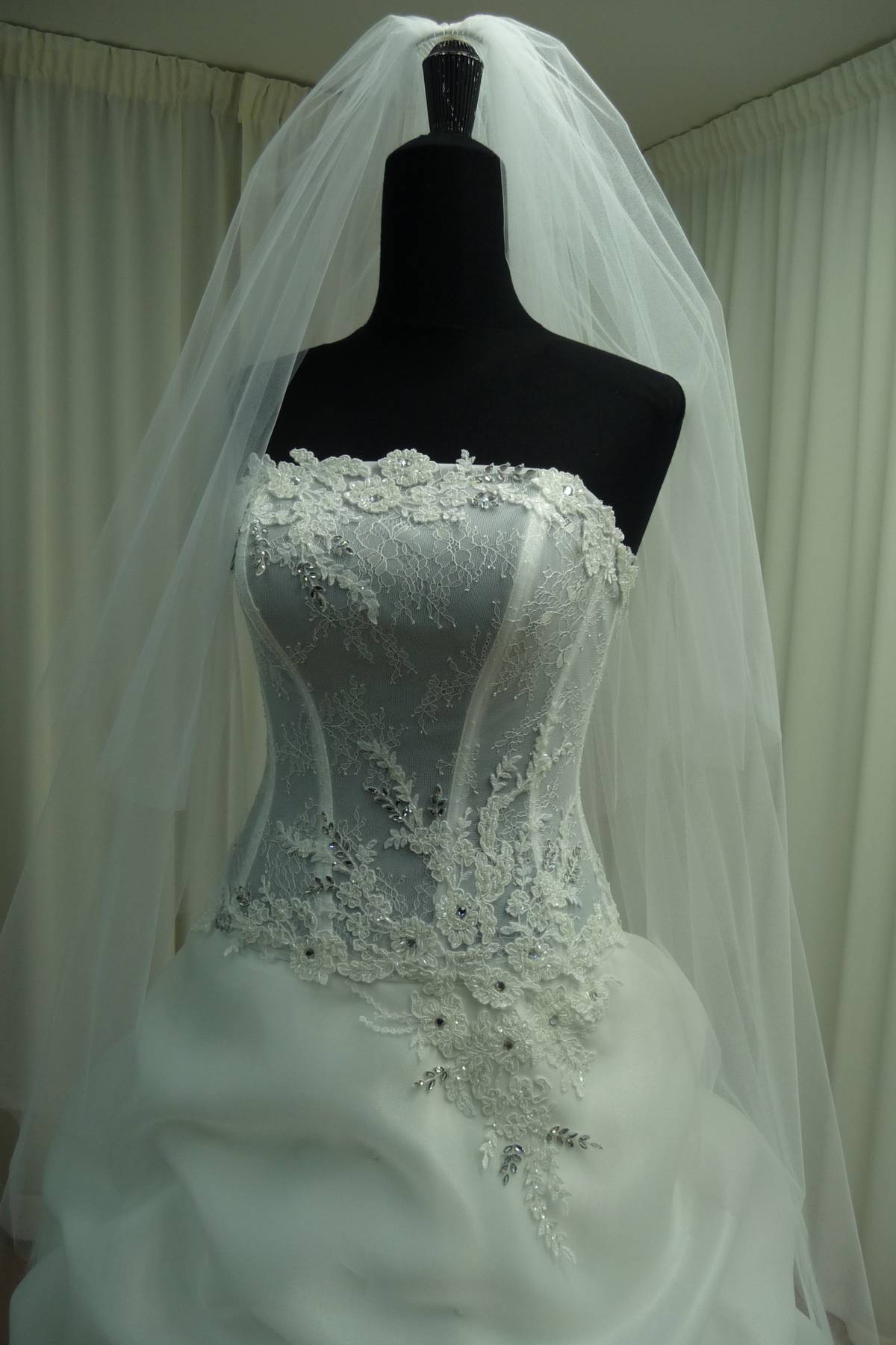 abito sposa in organza perlata con applicazioni rebrode e strass swarovski Art H1394