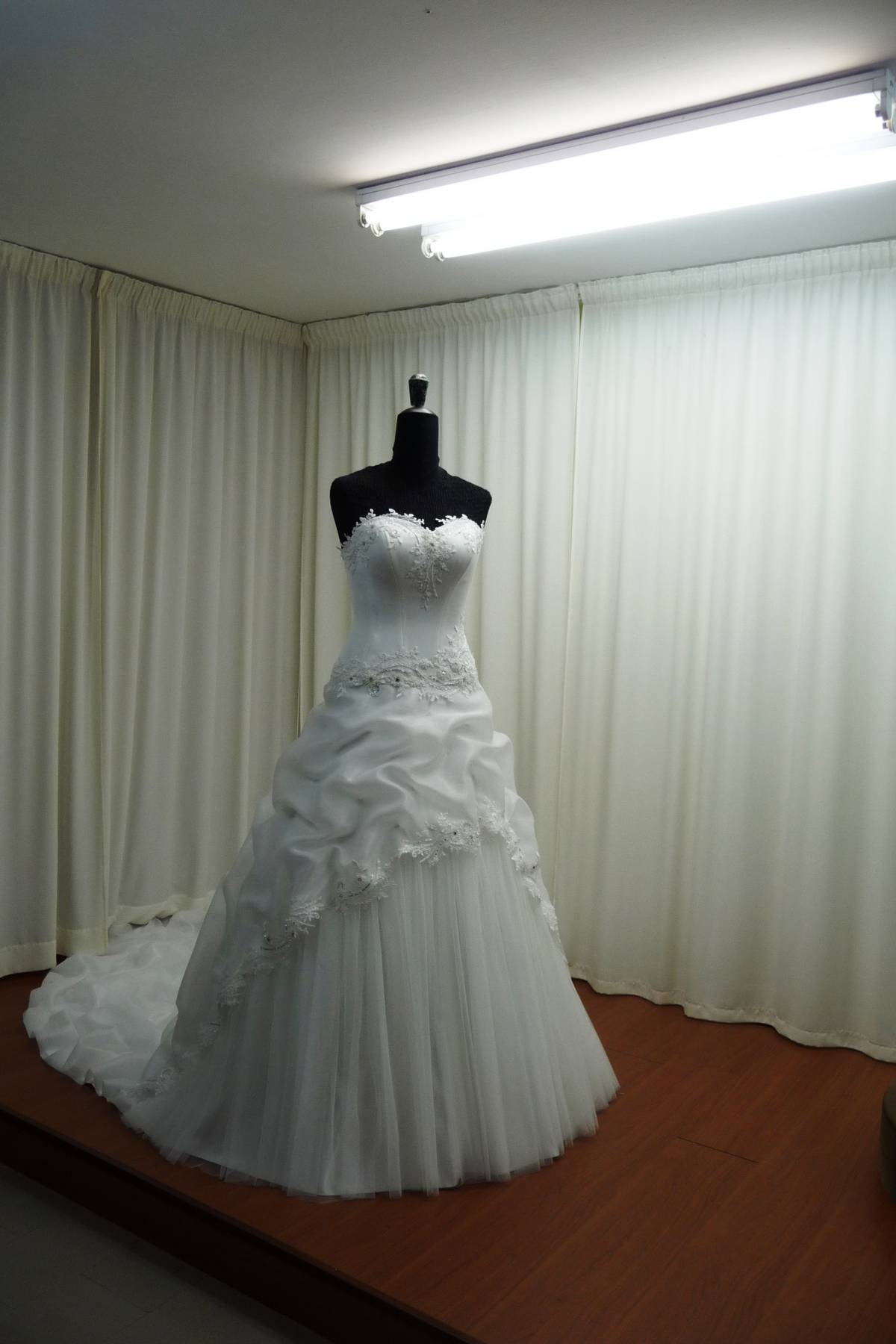 abito sposa in organza perlata con applicazioni rebrode con strass swarovski Art H1395