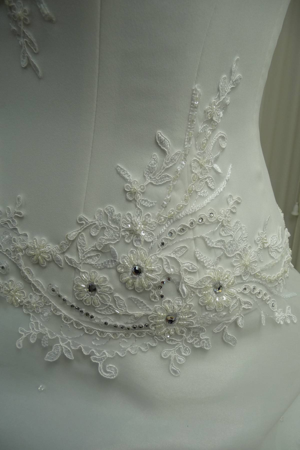 abito sposa in organza perlata con applicazioni rebrode con strass swarovski Art H1395