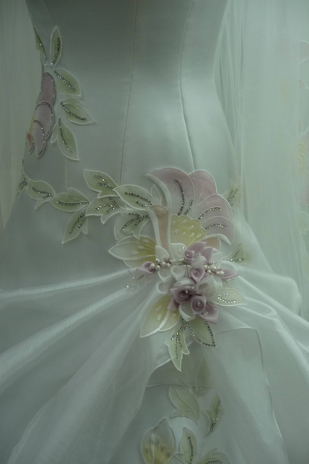 abito sposa in organza con strass swarovski e applicazioni (6 000 strass) Art H1404