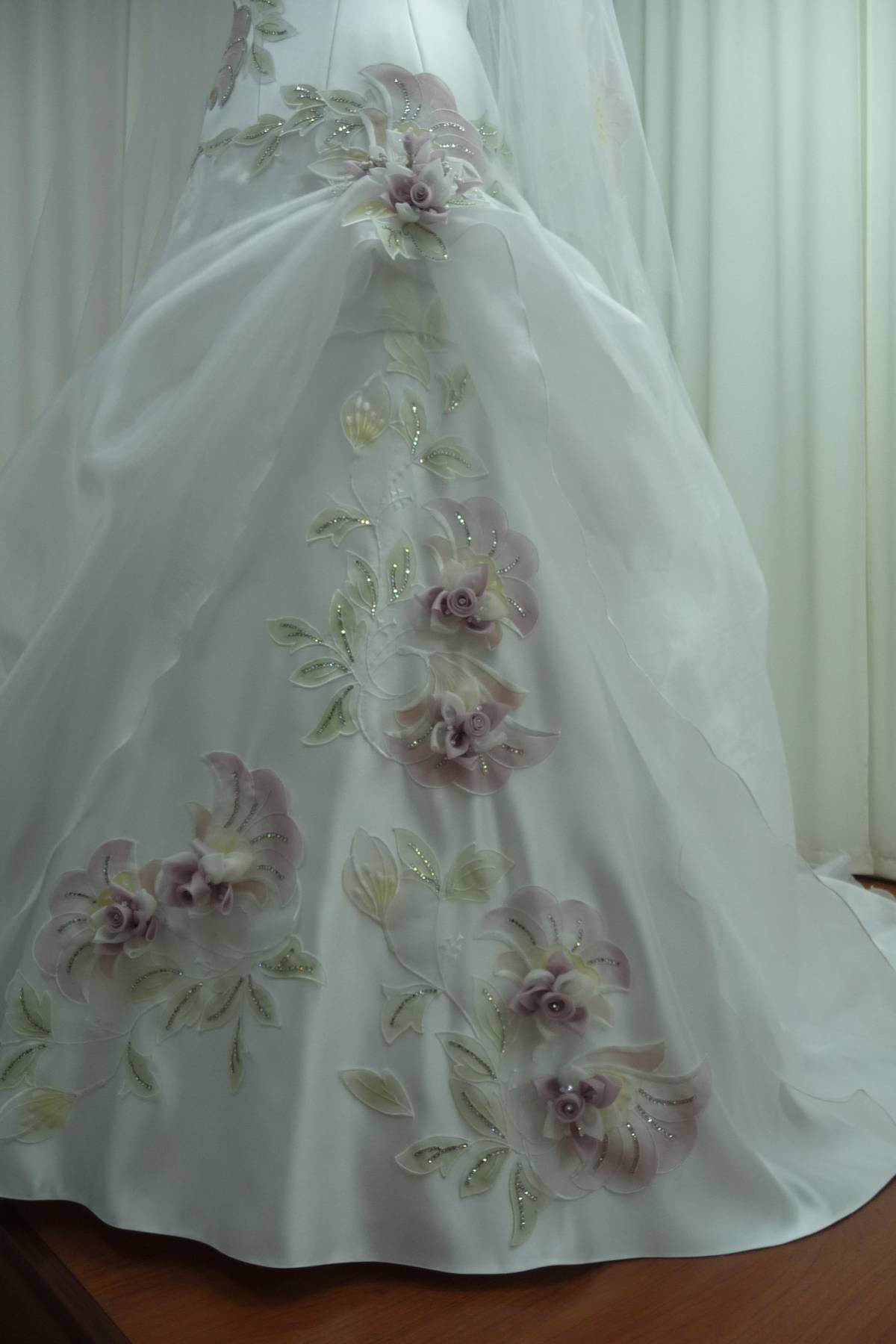 abito sposa in organza con strass swarovski e applicazioni (6 000 strass) Art H1404