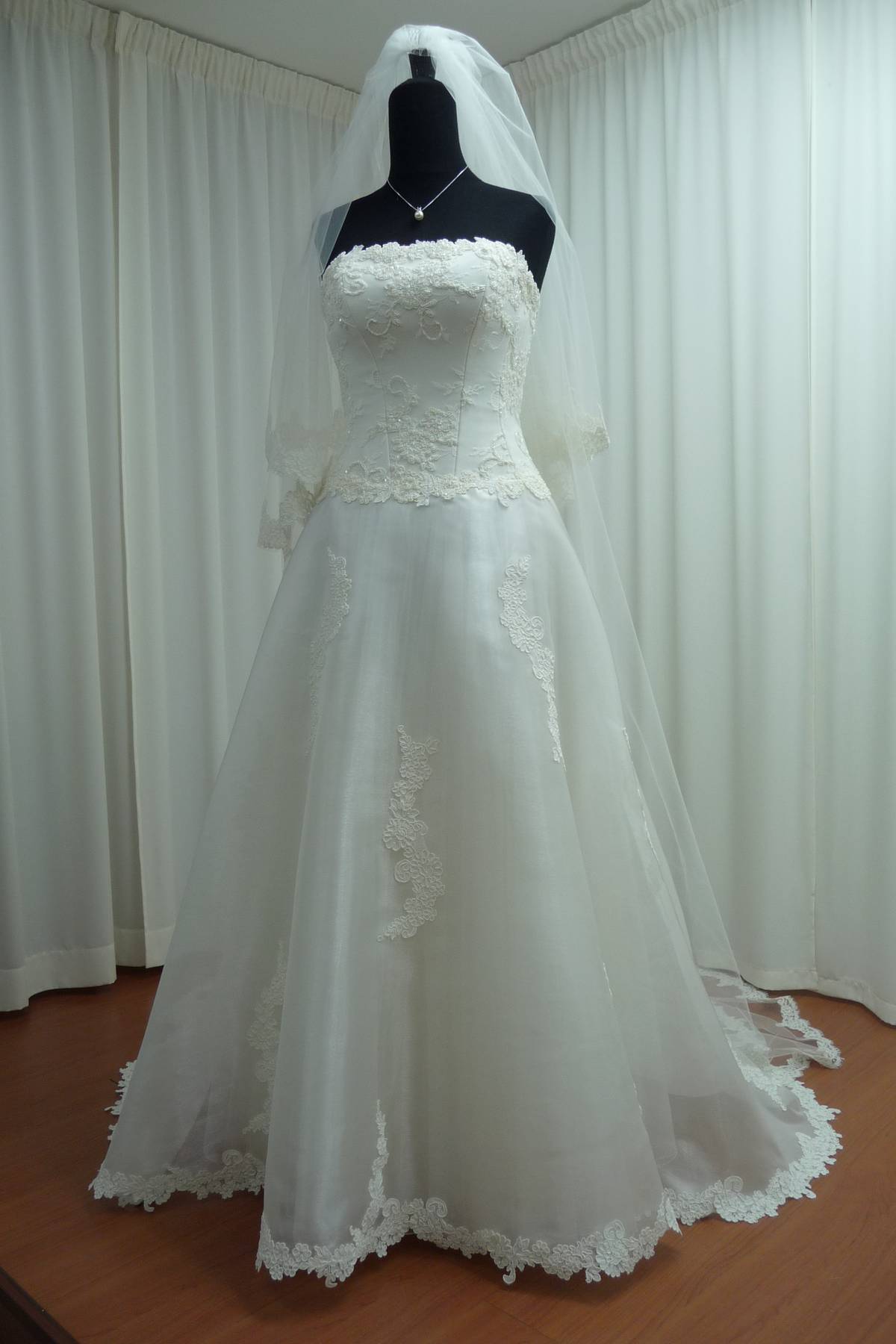 abito sposa in pizzo rebrode con ricami a mano in bianco naturale Art H1429