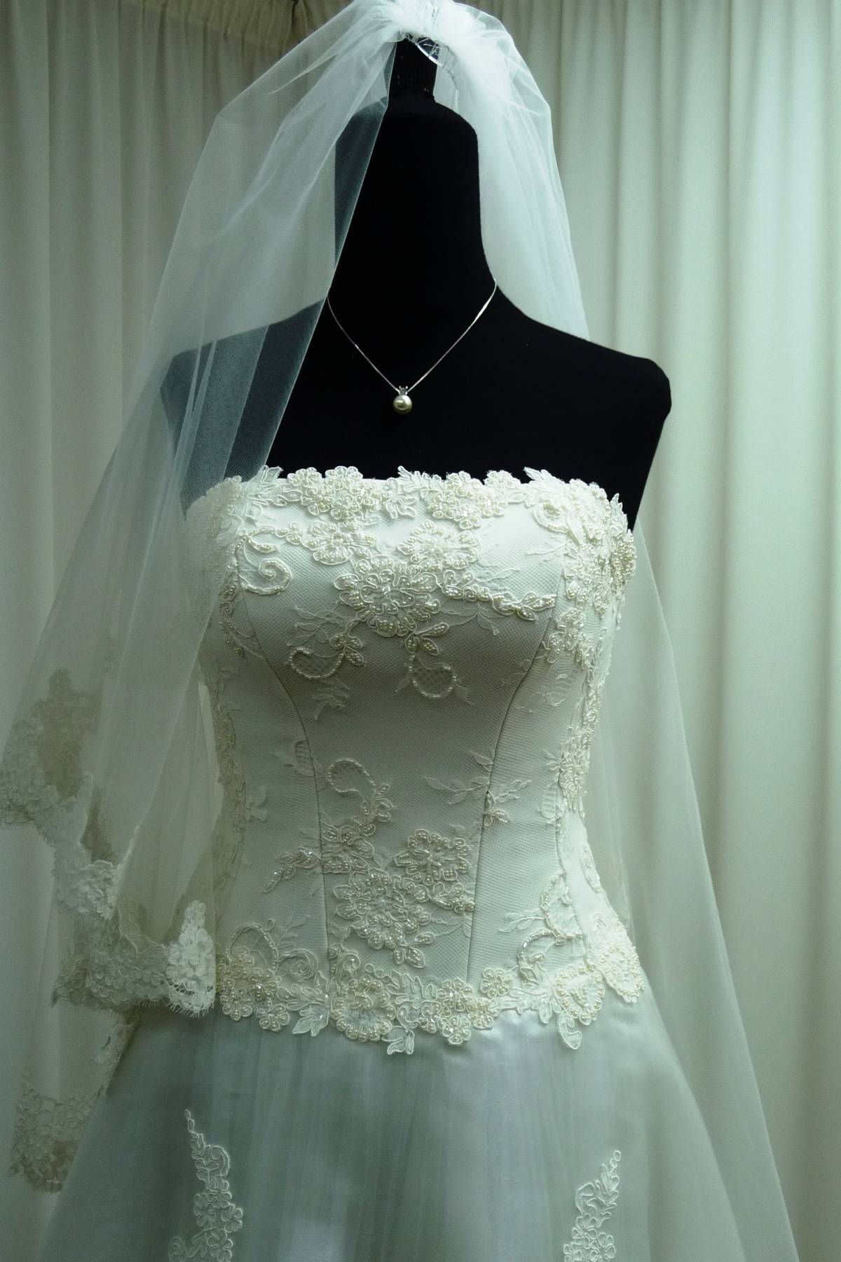 abito sposa in pizzo rebrode con ricami a mano in bianco naturale Art H1429