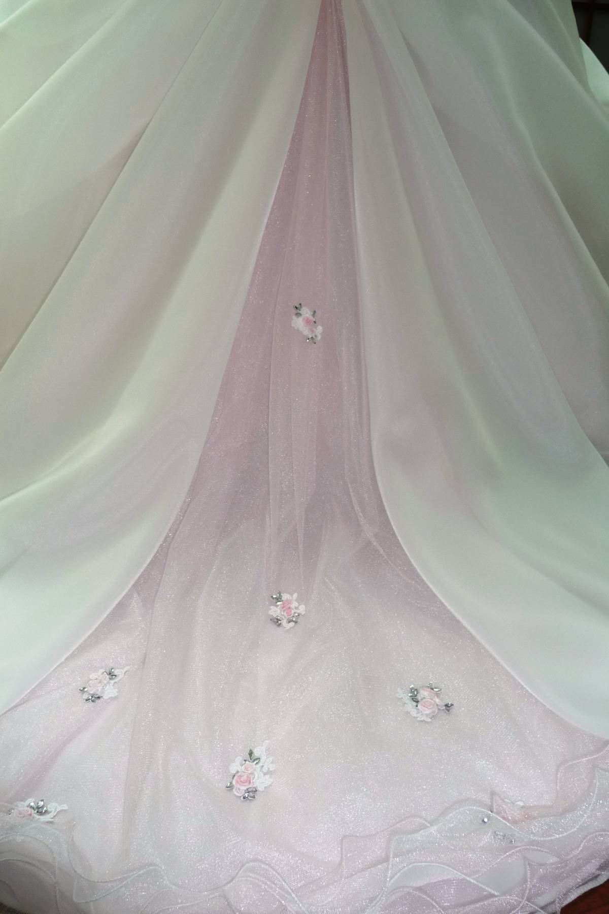 abito sposa rosa con swarovski originali e applicazioni di roselline esclusivo Art H1434