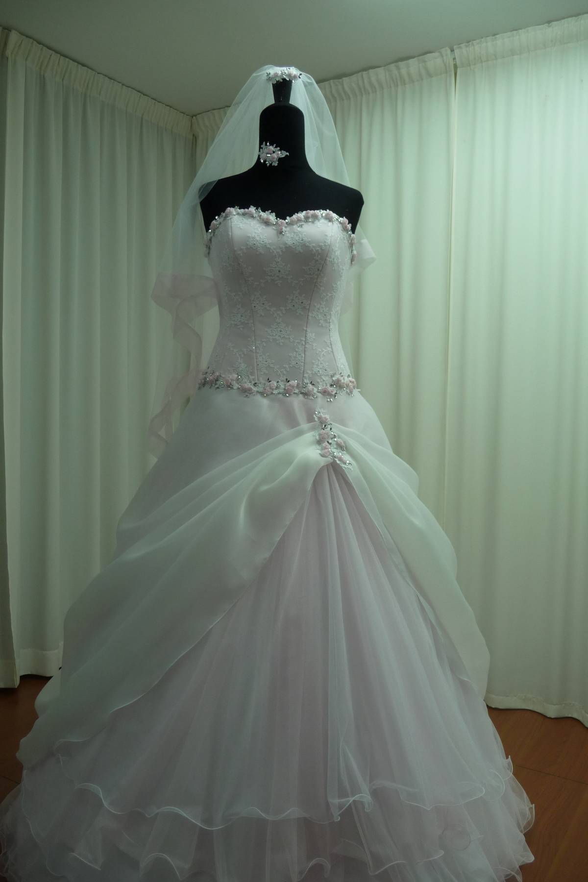 abito sposa rosa con swarovski originali e applicazioni di roselline esclusivo Art H1434