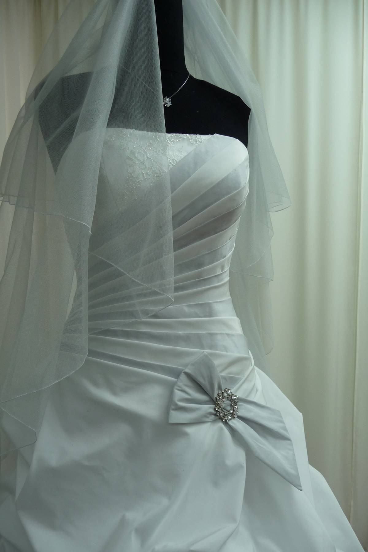 abiti sposa con bordura pizzo rebrode argento e taffetas grigio Art H1439