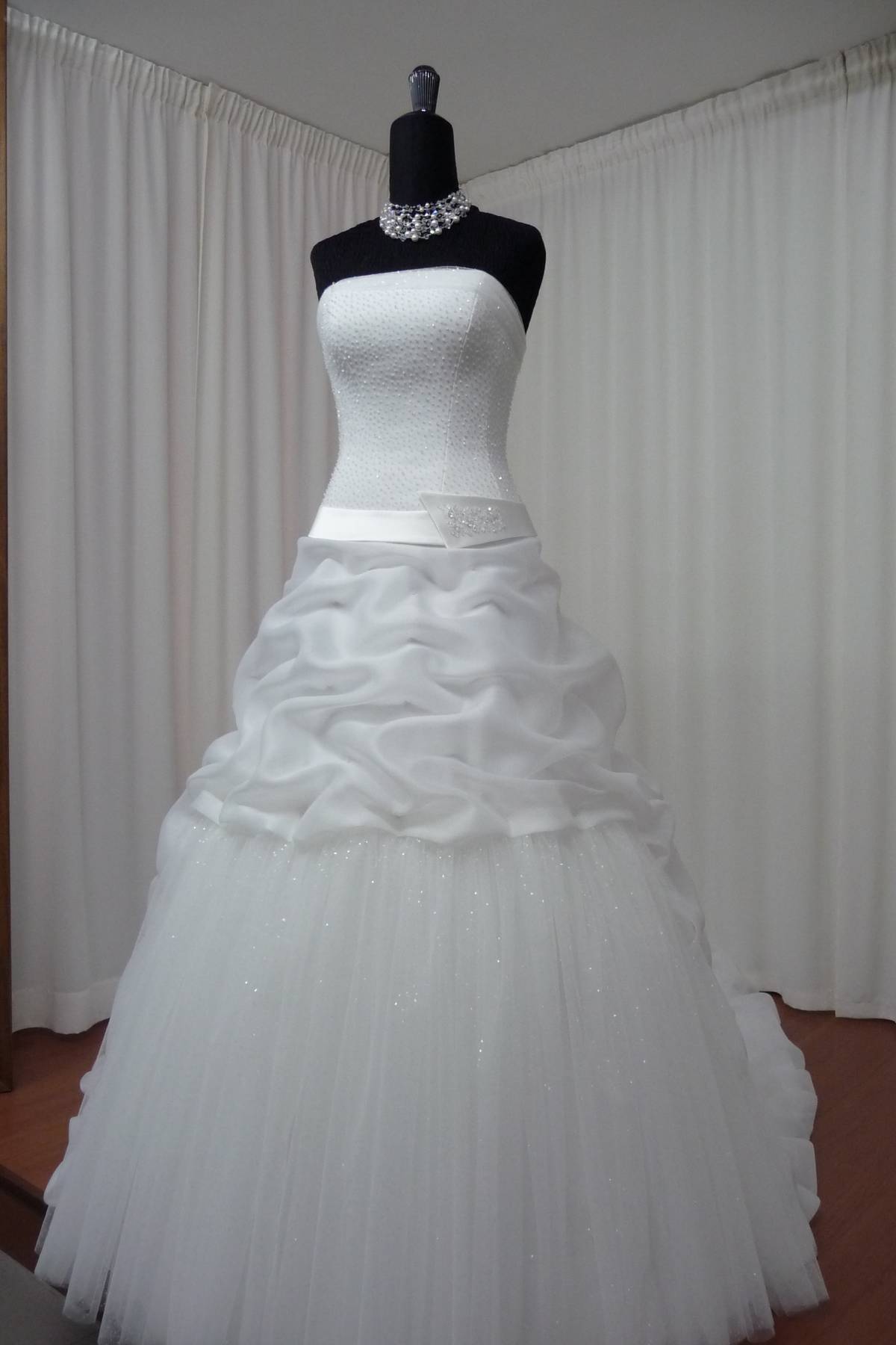 abito sposa in organza bianco seta con strass swarovski Art H1442