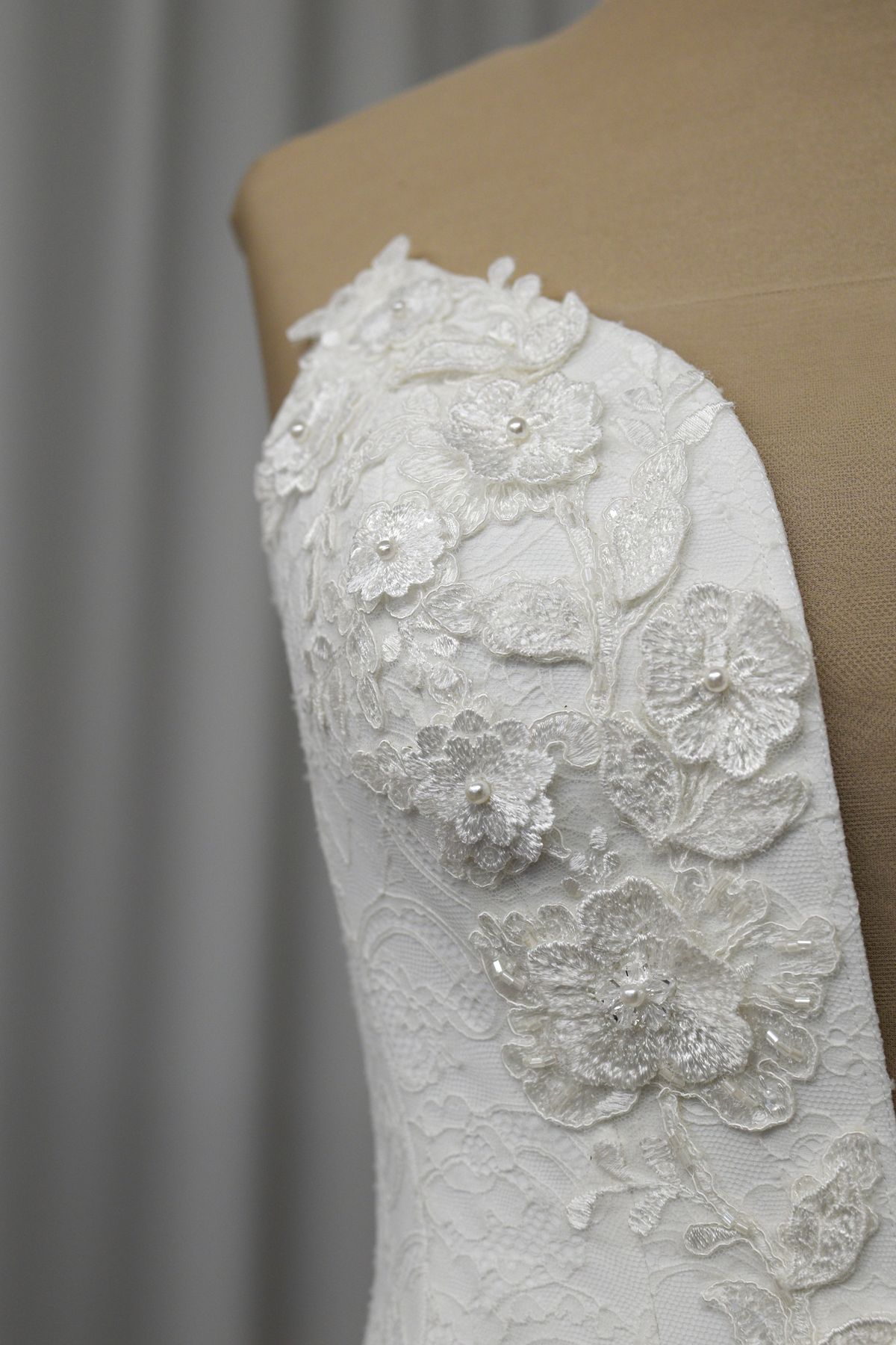 bustino 3d colore bianco seta con pizzo chantilly e applicazioni (anche su misura) Art Z1310