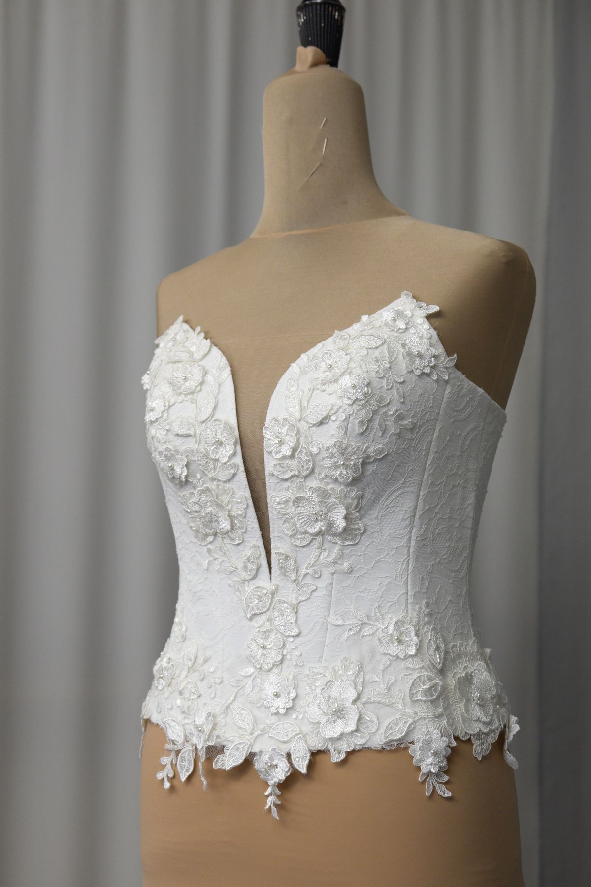 bustino 3d colore bianco seta con pizzo chantilly e applicazioni (anche su misura) Art Z1310