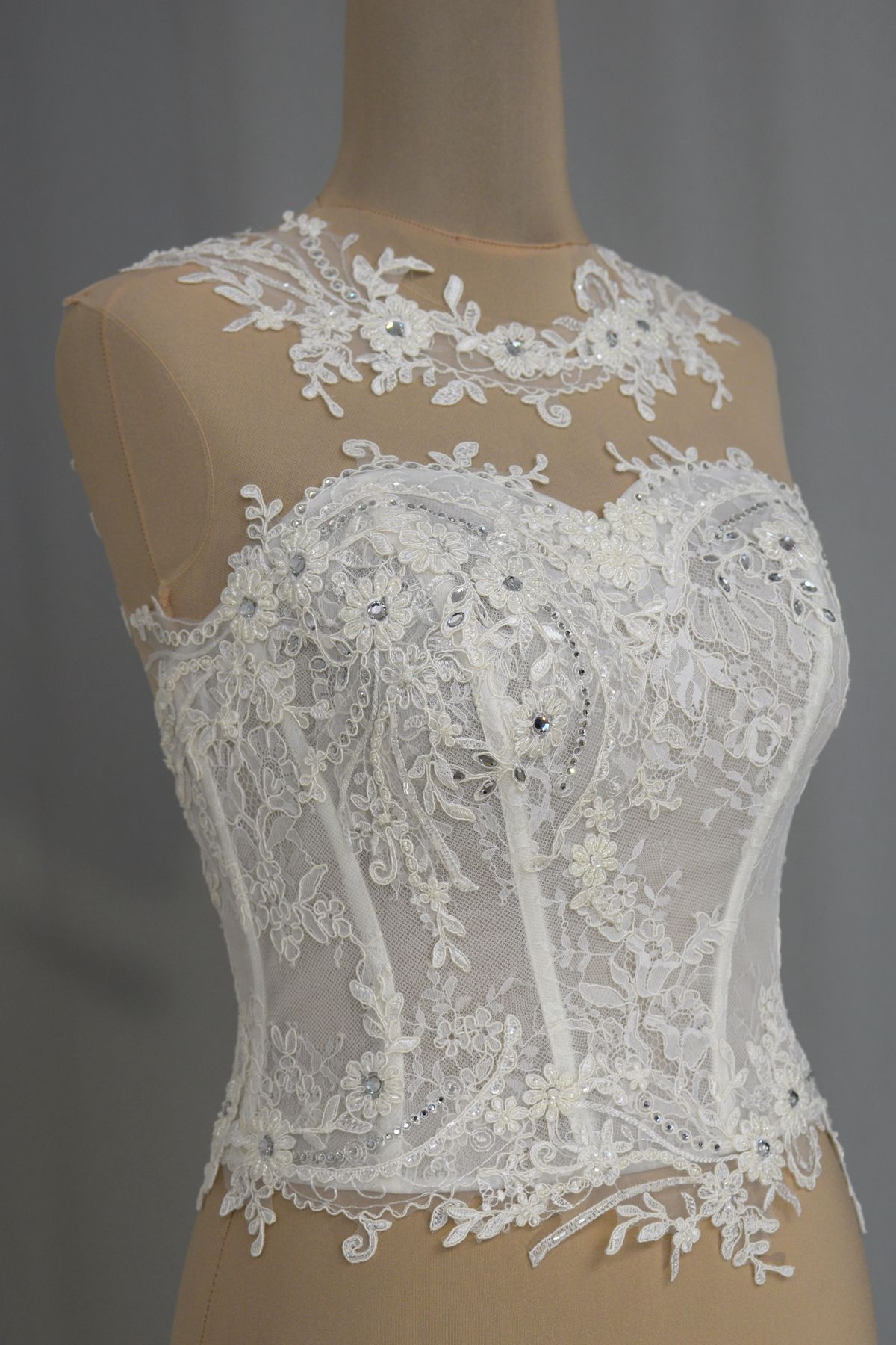 corpino pizzo con applicazioni pizzo rebrode colore bianco seta con strass z1323 Art Z1323
