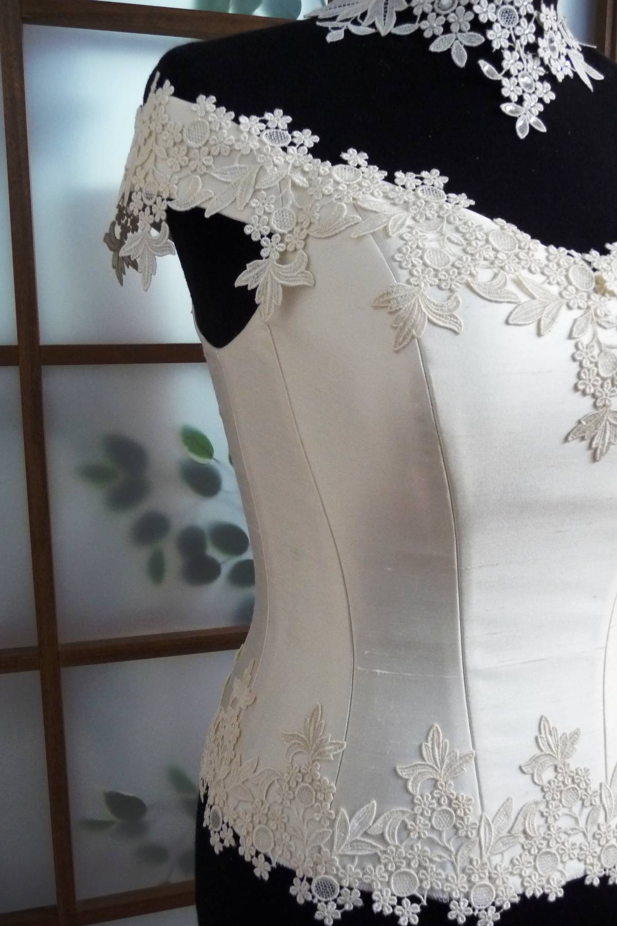 corpino semilavorato in mikado schantung seta pura (0018av) e pizzo macrame Art Z1382